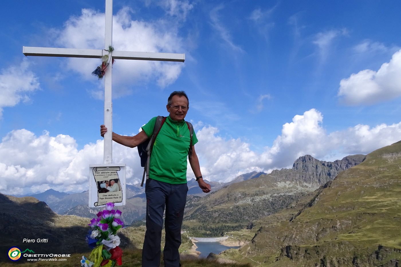 34 Alla Cima di Mezzeno (2230 m) con vista verso il Pizzo del Becco e i Laghi Gemelli.JPG